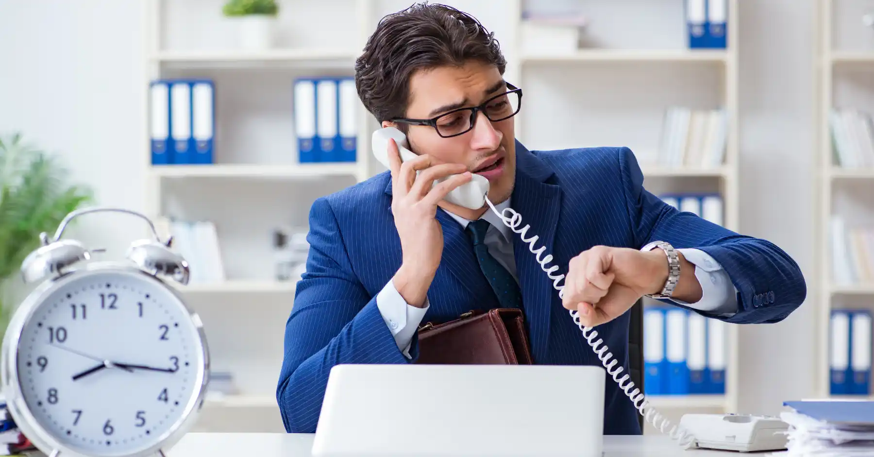 LinkedIn+Pulse+Image+-+December+2022 Person managing time effectively with tools