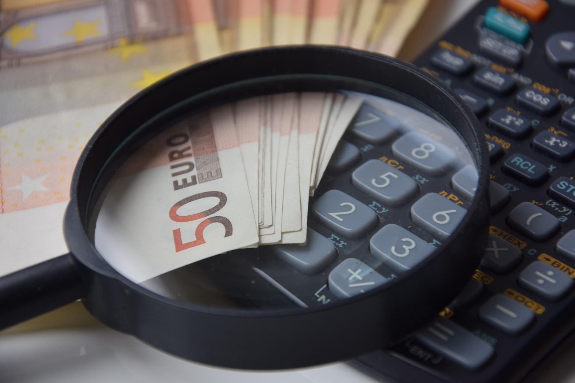 money-ge2829aa38_1920 Magnifying glass laying on stack of euros and calculator